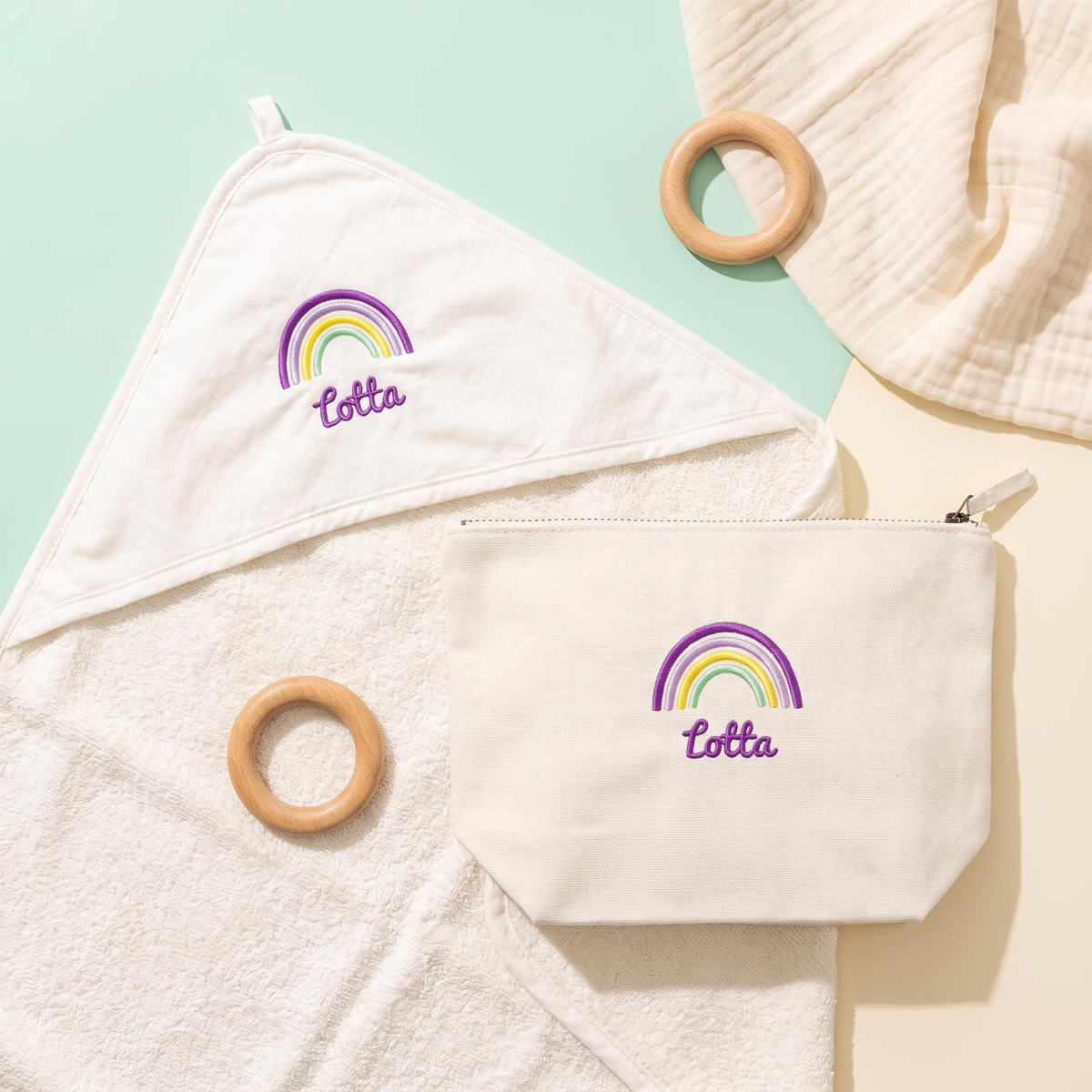 Personalisiertes Baby Geschenkset zur Geburt: Kapuzenhandtuch & Windeltasche mit Name und Wunschmotiv