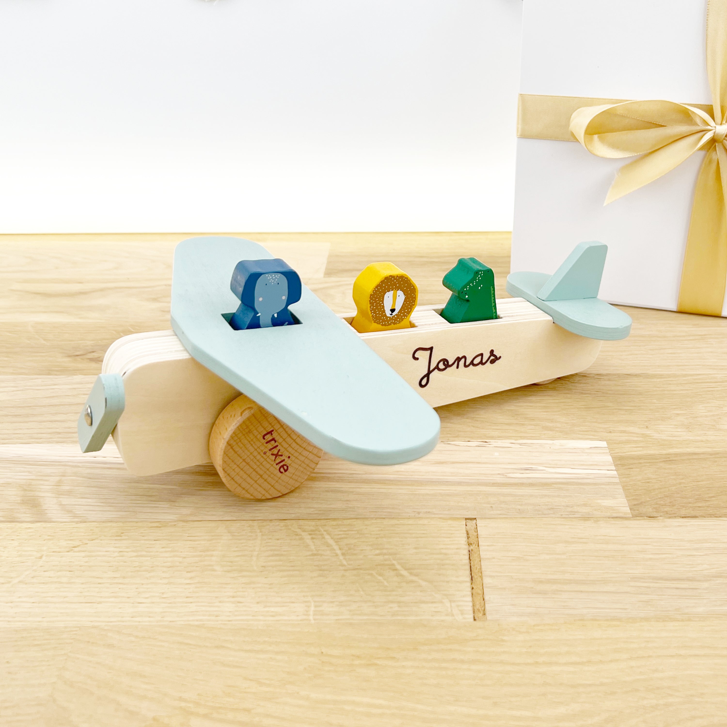 Holzflugzeug mit Namen personalisiert mit Tierfiguren